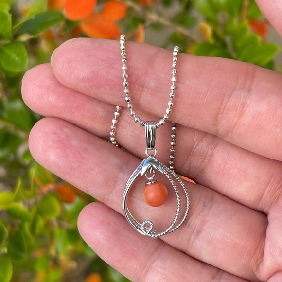 Japanese momo coral silver tone pendant and chain - Picture 6 of 8